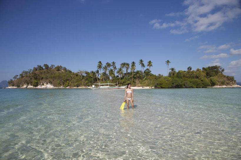 游泳,东方人,一个人,站,横图,室外,白天,正面,泳装,比基尼,锻炼,旅游,度假,运动,岛屿,海浪,海洋,美景,植物,棕榈树,叶子,菲律宾,亚洲,仅一个女性,仅一个人,握,阴影,光线,影子,岛,景观,浪花,云,云朵,绿叶,拿,云彩,拿着,注视,黄种人,娱乐,树,树木,蓝色,绿色,白云,蓝天,天空,阳光,自然,海水,天,观察,看,站着,仅一个中年女性,享受,休闲,嫩叶,蛙鞋,景色,放松,握着,潜水,东南亚,生长,晴朗,成长,观看,脚蹼,察看,关注,自然风光,潜水装备,海景,棕榈叶,浮潜,潜水运动,菲律宾共和国,巴拉望,巴拉望岛,体育,女人,女性,中年女性,亚洲人,叶,叶片,大海,风浪,海,海水的波动,近岸浪,列岛,群岛,涌浪,诸岛,晴空,站立,彩图,全身,三点式,泳衣,健身