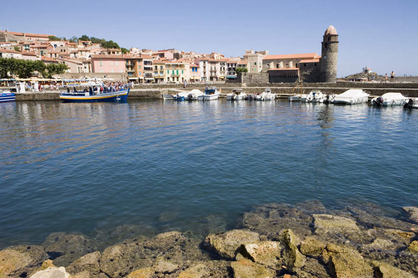 西方人,家,码头,站,横图,室外,白天,正面,度假,石头,美景,山,山脉,城市风光,城市,港口,轮船,船,法国,欧洲,欧洲人,行人,游客,游人,阴影,服装,光线,石子,影子,堡垒,城堡,房屋,屋子,景观,山峰,山峦,许多人,注视,休闲装,娱乐,楼房,路人,旅客,住宅,衣服,蓝色,蓝天,天空,阳光,交通工具,群山,天,观察,看,站着,一群人,享受,休闲,休闲服,景色,放松,服饰,晴朗,观看,察看,要塞,关注,载具,万里无云,法兰西共和国,法兰西第五共和国,朗格多克.鲁西永,朗格多克.鲁西永大区,过客,设防,男人,男性,年轻男性,年轻女性,女人,女性,白种人,石块,岩石,晴空,晴空万里,站立,彩图,全身,房子,摆渡口,埠头,渡口,渡头,港湾,海港,货运码头,口岸,商港