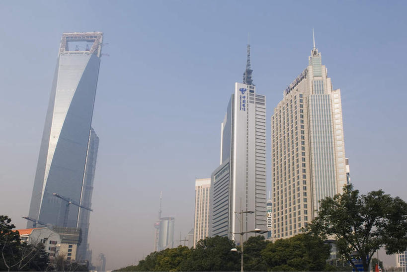无人,高楼大厦,横图,室外,白天,仰视,度假,办公楼,美景,植物,城市风光,城市,大厦,建筑,路灯,摩天大楼,写字楼,照明,上海,中国,亚洲,阴影,光线,影子,景观,灯光,娱乐,东方明珠,金茂大厦,浦东,灯,树,树木,蓝色,绿色,蓝天,天空,阳光,自然,楼宇,天,享受,休闲,商务楼,景色,放松,生长,晴朗,成长,照亮,申,照明设备,浦东新区,东亚,东方明珠广播电视塔,东方明珠电视塔,上海国际金融中心,上海市,万里无云,中华人民共和国,沪,华东地区,浦发大厦,上海信息大楼,渣打银行大厦,晴空,晴空万里,彩图,低角度拍摄,大楼,高层建筑,高楼,摩天楼