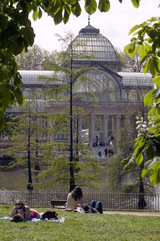 西方人,坐,走,竖图,俯视,室外,白天,看书,旅游,度假,阅读,草地,草坪,河流,水,植物,路灯,书籍,照明,西班牙,欧洲,欧洲人,学习,阴影,形状,光线,影子,河水,泥土,水流,土壤,灯光,首都,许多人,娱乐,圆顶,灯,草,树,树木,绿色,阳光,自然,书本,看,趴着,一群人,享受,休闲,马德里,放松,读书,浏览,生长,成长,照亮,照明设备,南欧,西班牙王国,马德里自治区,形态,外形,男人,男性,年轻男性,年轻女性,女人,女性,白种人,书,图书,步行,趴,散步,走路,坐着,彩图,高角度拍摄,全身