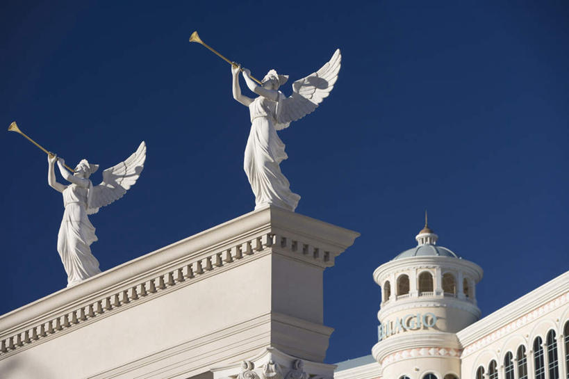 无人,横图,室外,白天,仰视,旅游,度假,门,标志建筑,城市,地标,建筑,雕塑,美国,天使,阴影,艺术,装饰,光线,翅膀,雕刻,雕像,影子,墙,拱门,娱乐,建设,石雕,墙壁,墙面,蓝色,蓝天,天空,阳光,工艺品,门框,天,享受,休闲,旅游胜地,放松,晴朗,纪念,美术,北美,北美洲,神圣,主题,善良,美洲,陈列,信徒,内华达州,拉斯维加斯,万里无云,功能,美学,北亚美利加洲,亚美利加洲,两尊,内华达,北美艾灌木丛州,产银之州,银山州,银之州,赌城,使者,拉斯韦加斯,圣洁,晴空,晴空万里,彩图,低角度拍摄