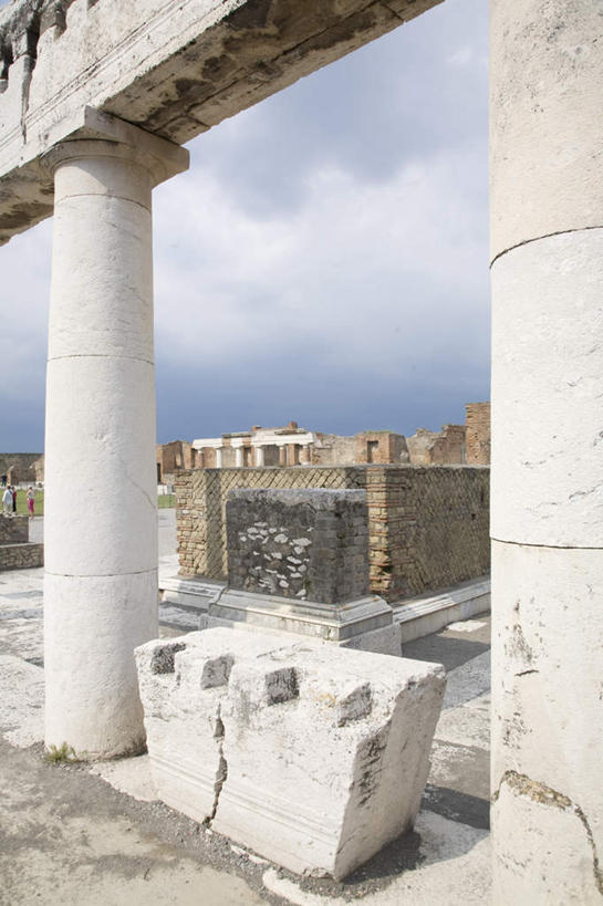 无人,竖图,室外,白天,仰视,旅游,度假,草地,草坪,石头,名胜古迹,植物,标志建筑,地标,建筑,意大利,欧洲,罗马,一堆,阴影,堆叠,堆积,遗迹,光线,石子,影子,柱子,墙,云,云朵,古城,首都,云彩,古迹,文物,娱乐,建设,古建筑,古罗马,废墟,墙壁,墙面,草,蓝色,绿色,白云,蓝天,天空,阳光,天,享受,休闲,旅游胜地,放松,晴朗,堆,南欧,古文明,意大利共和国,庞贝,庞贝城,庞贝古城,石块,岩石,晴空,彩图,低角度拍摄