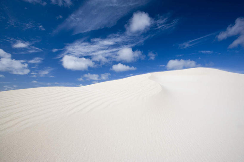 无人,横图,室外,白天,正面,旅游,度假,美景,沙漠,澳大利亚,阴影,光线,沙子,影子,地平线,景观,云,云朵,辽阔,地面,云彩,娱乐,蓝色,白云,蓝天,天空,阳光,自然,天,享受,休闲,广阔,景色,放松,晴朗,一望无际,自然风光,延伸,大洋洲,澳洲,南方大陆,天地相交,澳大利亚联邦,袋鼠岛,坎加鲁岛,无边无际,一马平川,大漠,砂漠,晴空,彩图