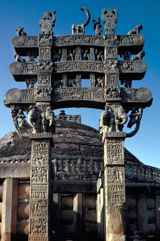 无人,寺庙,竖图,室外,白天,正面,门,雕塑,印度,亚洲,阴影,节日,艺术,装饰,光线,雕刻,雕像,影子,柱子,墙,燃烧,历史,文化,墙壁,墙面,古代,蓝色,蓝天,天空,阳光,香火,工艺品,门框,庙宇,天,祈祷,健康,许愿,宗教,信仰,晴朗,纪念,祈求,美术,主题,南亚,陈列,万里无云,印度共和国,功能,美学,古远,中央邦,平安,晴空,晴空万里,彩图,庙,寺