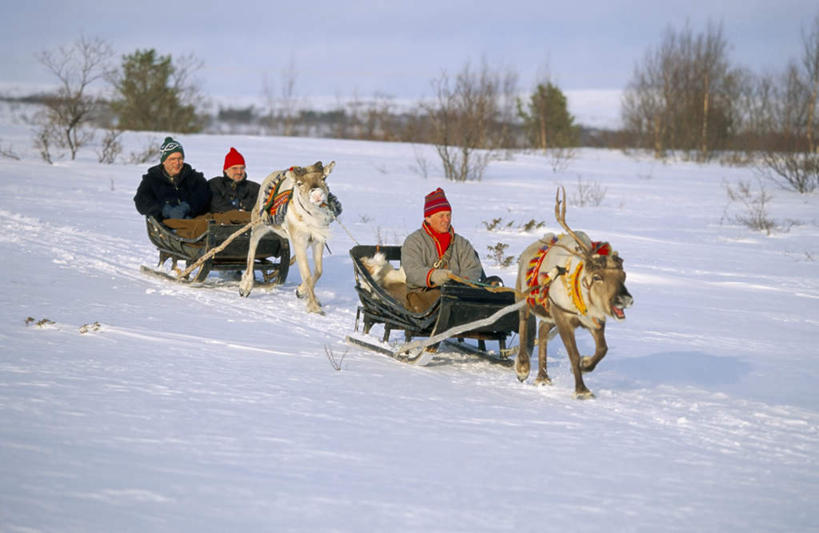 西方人,三个人,坐,横图,室外,白天,正面,幸福,山,山脉,树林,雪,植物,大雪,哺乳动物,鹿,野生动物,帽子,挪威,欧洲,欧洲人,阴影,装饰,光线,影子,积雪,山峰,雪景,云,云朵,冬季,冬天,山峦,云彩,注视,车,树,树木,蓝色,绿色,白云,蓝天,天空,阳光,动物,手套,交通工具,群山,天,观察,看,温暖,寒冷,可爱,活泼,生长,晴朗,成长,观看,保暖,华丽,雪橇,连绵,吉祥,点缀,察看,绵延,御寒,斯堪的纳维亚,关注,载具,北欧,斯堪的纳维亚半岛,雪橇车,衬托,美观,雅致,雅观,进取,角鹿,棉帽,严寒,挪威王国,绵亘,勒罗斯,勒罗斯村,男人,男性,女人,女性,中年男性,中年女性,白种人,晴空,驯鹿,坐着,半身,彩图