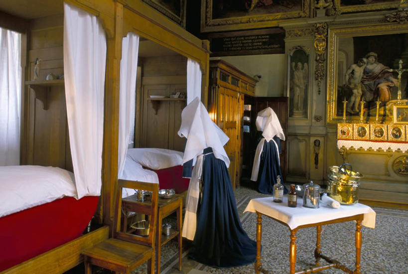 无人,教堂,横图,室内,白天,正面,绘画,餐桌,窗帘,床,柜子,桌子,椅子,玻璃,法国,欧洲,服装,节日,艺术,装饰,铁桶,桶,木椅,墙,床单,文化,被子,壁画,墙壁,墙面,玻璃制品,衣服,帘子,玻璃瓶,瓶子,容器,衣橱,祈祷,健康,遮阳,许愿,宗教,服饰,单人床,信仰,餐台,纪念,储藏,华丽,修饰,祈求,点缀,被单,衣着,勃艮第,储存,穿着,信念,广口瓶,更衣橱,法兰西共和国,衬托,美观,雅致,雅观,法兰西第五共和国,衣饰,勃艮第大区,平安,画画,彩图,大教堂,礼拜堂,贮存