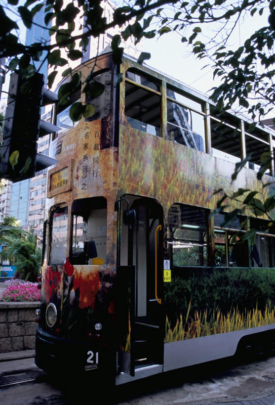 东方人,坐,竖图,室外,白天,正面,度假,美景,植物,城市风光,城市,道路,路,公路,香港,中国,亚洲,一辆,阴影,朦胧,模糊,光线,影子,景观,交通,许多人,注视,黄种人,娱乐,缆车,树,树木,红色,蓝色,绿色,蓝天,天空,阳光,交通工具,天,观察,驾驶,看,行驶,一群人,享受,休闲,景色,放松,生长,晴朗,成长,观看,操纵,港,控制,察看,关注,东亚,操控,索道,铜锣湾,万里无云,香港岛,香港特别行政区,港澳台,中华人民共和国,把持,缆索铁路,港岛,亚洲人,晴空,晴空万里,马路,坐着,半身,彩图
