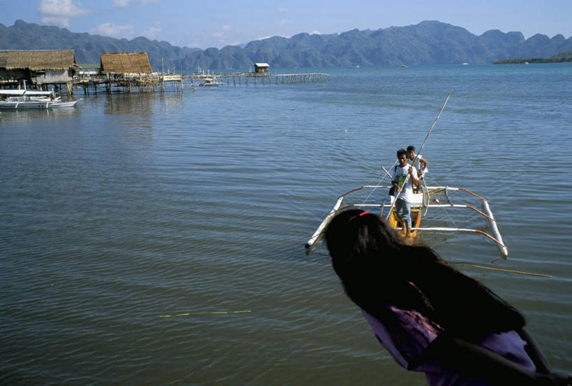 东方人,无人,三个人,家,站,横图,俯视,室外,白天,旅游,度假,岛屿,湖,湖泊,美景,山,山脉,树林,水,植物,船,菲律宾,亚洲,弯腰,握,阴影,波纹,光线,影子,房屋,屋子,草屋,岛,湖面,景观,山峰,水流,水面,云,云朵,木船,涟漪,山峦,拿,云彩,拿着,注视,黄种人,娱乐,住宅,树,树木,蓝色,绿色,白云,倒影,蓝天,水纹,天空,阳光,自然,茅草屋,交通工具,波浪,湖水,群山,天,观察,看,站着,享受,休闲,景色,放松,握着,东南亚,生长,晴朗,成长,观看,察看,倒映,舟,关注,自然风光,载具,水晕,弯身,菲律宾共和国,反照,巴拉望,巴拉望岛,男人,男性,年轻男性,年轻女性,女人,女性,亚洲人,列岛,群岛,诸岛,晴空,站立,彩图,高角度拍摄,房子,茅舍,茅屋,小屋