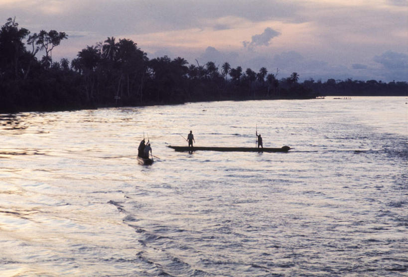 西方人,四个人,站,横图,俯视,室外,白天,旅游,度假,湖,湖泊,美景,树林,水,植物,船,欧洲,非洲,黑人,欧洲人,握,阴影,波纹,服装,光线,影子,湖面,景观,水流,水面,云,云朵,木船,涟漪,两艘,背光,拿,云彩,拿着,注视,休闲装,娱乐,树,树木,衣服,蓝色,绿色,白云,倒影,蓝天,水纹,天空,阳光,自然,交通工具,波浪,湖水,天,观察,看,站着,享受,休闲,休闲服,景色,放松,握着,服饰,茂盛,生长,晴朗,成长,观看,繁茂,察看,倒映,舟,关注,自然风光,载具,逆光,水晕,兴旺,昌盛,西非,反照,昌隆,畅旺,发达,蕃芜,繁盛,富强,隆盛,蓬勃,旺盛,兴隆,兴盛,郁勃,扎伊尔,扎伊尔共和国,刚果民主共和国,民主刚果,男人,男性,中年男性,非洲人,晴空,站立,彩图,高角度拍摄,全身