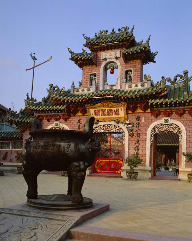 无人,寺庙,竖图,室外,白天,正面,旅游,度假,植物,门,标志建筑,地标,建筑,越南,亚洲,阴影,节日,光线,盆栽,香炉,影子,墙,盆景,燃烧,文化,娱乐,建设,墙壁,墙面,蓝色,绿色,蓝天,天空,阳光,自然,香火,门框,庙宇,天,祈祷,享受,休闲,健康,旅游胜地,放松,许愿,宗教,东南亚,信仰,生长,晴朗,成长,纪念,华丽,祈求,祭奠,祭祀,祭坛,万里无云,越南社会主义共和国,会安,富丽,华美,敬拜,平安,晴空,晴空万里,彩图,庙,寺