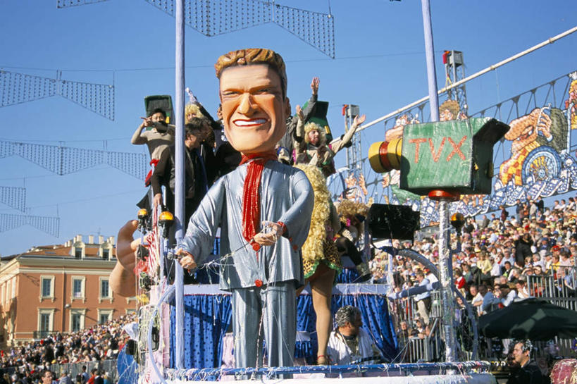 西方人,儿童,站,举,横图,室外,白天,正面,旅游,度假,相机,雕塑,法国,欧洲,欧洲人,节日,庆祝,艺术,装饰,雕刻,雕像,许多人,注视,文化,娱乐,小孩,工艺品,观察,看,托,站着,一群人,庆典,享受,休闲,旅游胜地,放松,彩车,观看,纪念,美术,察看,普罗旺斯,关注,主题,陈列,法兰西共和国,功能,美学,法兰西第五共和国,普罗旺斯省,男孩,男人,男性,女孩,女人,女性,白种人,照相机,举起,举手,举着,向上举,向上伸,向上托,站立,半身,彩图,男生,女生