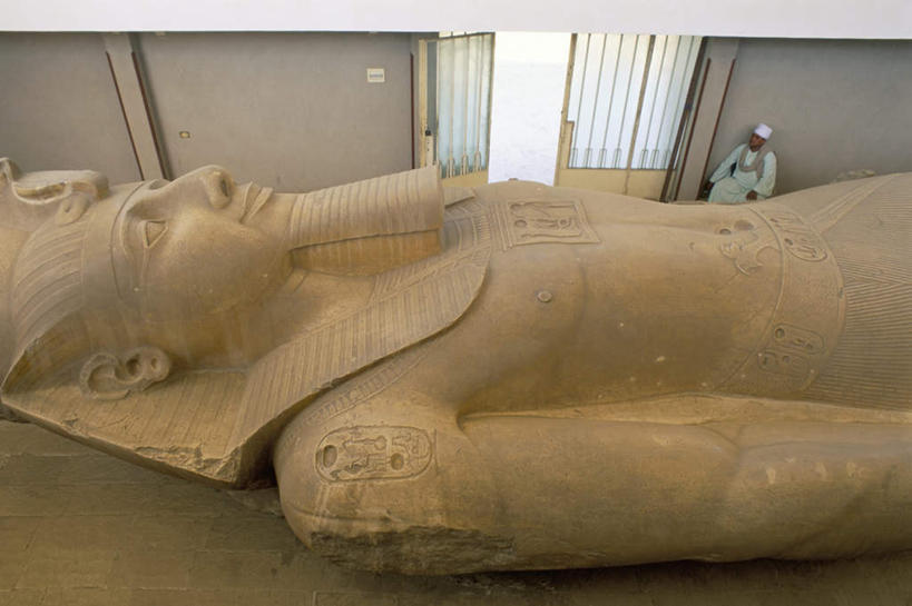 西方人,一个人,博物馆,站,躺,横图,俯视,室内,白天,旅游,度假,门,标志建筑,城市,地标,建筑,雕塑,欧洲,非洲,埃及,开罗,欧洲人,仅一个男性,仅一个人,仅一个中年男性,阴影,服装,研究,艺术,装饰,光线,雕刻,雕像,影子,墙,首都,教育,注视,休闲装,娱乐,建设,墙壁,墙面,衣服,工艺品,门框,观察,看,站着,享受,休闲,休闲服,旅游胜地,放松,服饰,观看,纪念,展览,美术,察看,关注,欣赏,主题,陈列,首府,阿拉伯埃及共和国,金字塔之国,棉花之国,功能,美学,阿非利加洲,开罗省,典藏,孟菲斯,卧着,男人,男性,中年男性,非洲人,躺着,卧,站立,半身,彩图,高角度拍摄