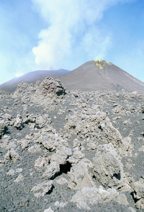 无人,竖图,室外,白天,仰视,旅游,度假,火山,石头,美景,雾,意大利,欧洲,阴影,沸腾,光线,蒸汽,石子,影子,景观,云,云朵,水蒸气,云彩,娱乐,蓝色,白云,蓝天,天空,阳光,自然,天,享受,休闲,景色,放松,晴朗,西西里,南欧,自然风光,意大利共和国,西西里岛,蒸发,活火山,石块,死火山,休眠火山,岩石,晴空,彩图,低角度拍摄