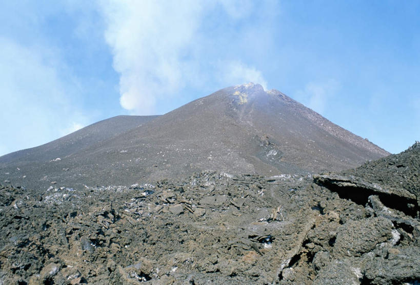 无人,横图,室外,白天,仰视,旅游,度假,火山,石头,美景,雾,意大利,欧洲,阴影,沸腾,光线,蒸汽,石子,影子,景观,云,云朵,水蒸气,云彩,娱乐,蓝色,白云,蓝天,天空,阳光,自然,天,享受,休闲,景色,放松,晴朗,西西里,南欧,自然风光,意大利共和国,西西里岛,蒸发,活火山,石块,死火山,休眠火山,岩石,晴空,彩图,低角度拍摄