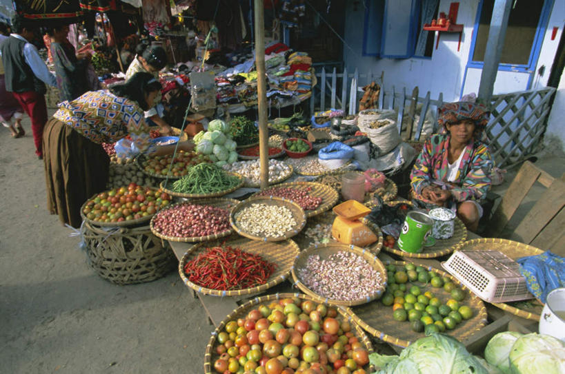 东方人,家,栏杆,站,坐,交叉,横图,俯视,室外,白天,度假,仪器,美景,城市风光,城市,竹子,苹果,柑橘,辣椒,椰菜,卷心菜,水果,印度尼西亚,印尼,亚洲,弯腰,阴影,竹制,服装,新鲜,编织,光线,篮子,影子,栅栏,房屋,屋子,景观,篱笆,围栏,生食,食品,果实,许多人,注视,休闲装,黄种人,娱乐,护栏,楼房,住宅,食物,衣服,阳光,竹篮,观察,看,站着,一群人,享受,休闲,休闲服,甘蓝,景色,放松,服饰,东南亚,有机食品,绿色食品,观看,竹条,交织,察看,衡量,竹制品,关注,苏门答腊,计量,台秤,辣角,红海椒,大椒,辣虎,广椒,印度尼西亚共和国,弯身,衡器,穿插,苏门答腊岛,男人,男性,女人,女性,中年男性,中年女性,亚洲人,秤,橘子,桔子,橙子,橙,辣子,结球甘蓝,红辣椒,海椒,甘兰,番椒,包心菜,站立,坐着,彩图,高角度拍摄,全身,房子