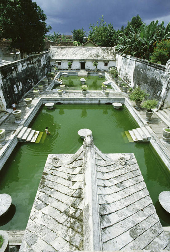 东方人,家,栏杆,站,坐,竖图,俯视,室外,白天,旅游,度假,植物,楼梯,标志建筑,地标,建筑,印度尼西亚,印尼,亚洲,五个人,阴影,服装,光线,扶手,盆栽,影子,堡垒,城堡,房屋,阶梯,墙,屋子,池塘,水池,云,云朵,盆景,许多人,云彩,注视,休闲装,黄种人,娱乐,建设,护栏,楼房,墙壁,墙面,台阶,住宅,树,树木,衣服,蓝色,绿色,白云,倒影,蓝天,天空,阳光,自然,天,观察,看,站着,一群人,享受,休闲,休闲服,旅游胜地,放松,服饰,东南亚,生长,晴朗,成长,观看,察看,倒映,要塞,关注,印度尼西亚共和国,反照,西爪哇,西爪哇省,设防,男人,男性,中年男性,亚洲人,晴空,站立,坐着,半身,彩图,高角度拍摄,房子