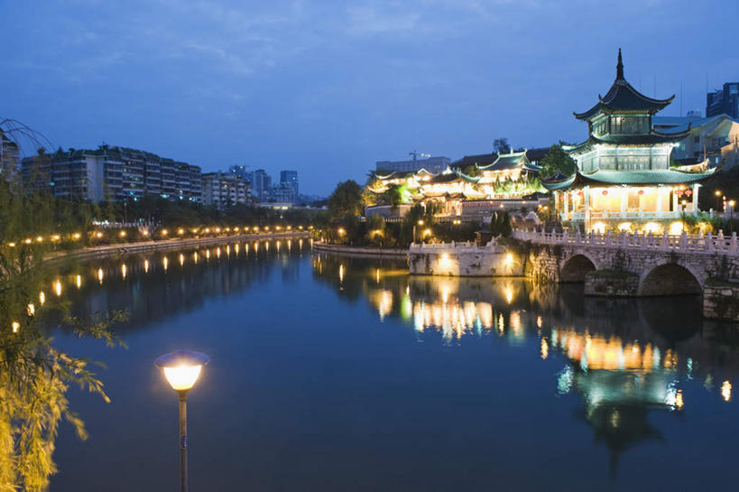 无人,家,横图,室外,夜晚,正面,旅游,度假,湖,湖泊,美景,日落,水,植物,路灯,照明,中国,亚洲,阴影,光线,影子,房屋,亭子,屋子,河岸,湖面,景观,水流,水面,晚霞,霞光,云,云朵,落日,灯光,云彩,娱乐,楼房,住宅,灯,树,树木,蓝色,绿色,白云,蓝天,天空,自然,黄昏,湖水,天,享受,休闲,旅游胜地,景色,彩霞,放松,生长,晴朗,成长,照亮,照明设备,自然风光,东亚,贵州,贵州省,贵阳,中华人民共和国,省会,黔,西南地区,贵阳市,夕照,晴空,夕阳,彩图,房子,斜阳