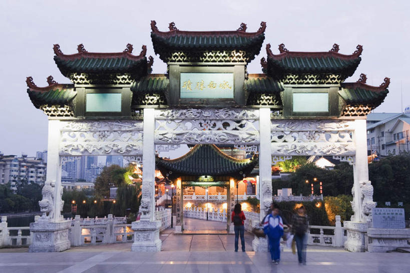 东方人,三个人,家,广场,走,横图,室外,白天,仰视,旅游,度假,美景,路灯,照明,中国,亚洲,阴影,服装,光线,影子,房屋,亭子,屋子,景观,牌坊,牌楼,灯光,休闲装,黄种人,文化,娱乐,楼房,住宅,灯,衣服,阳光,自然,黄昏,享受,休闲,休闲服,旅游胜地,景色,放松,服饰,纪念,照亮,祭祀,照明设备,自然风光,表彰,荣誉,东亚,贵州,贵州省,贵阳,中华人民共和国,省会,黔,西南地区,贵阳市,荣耀,薄暮,男人,男性,年轻男性,年轻女性,女人,女性,亚洲人,步行,散步,走路,彩图,低角度拍摄,全身,傍晚,房子,传统文化