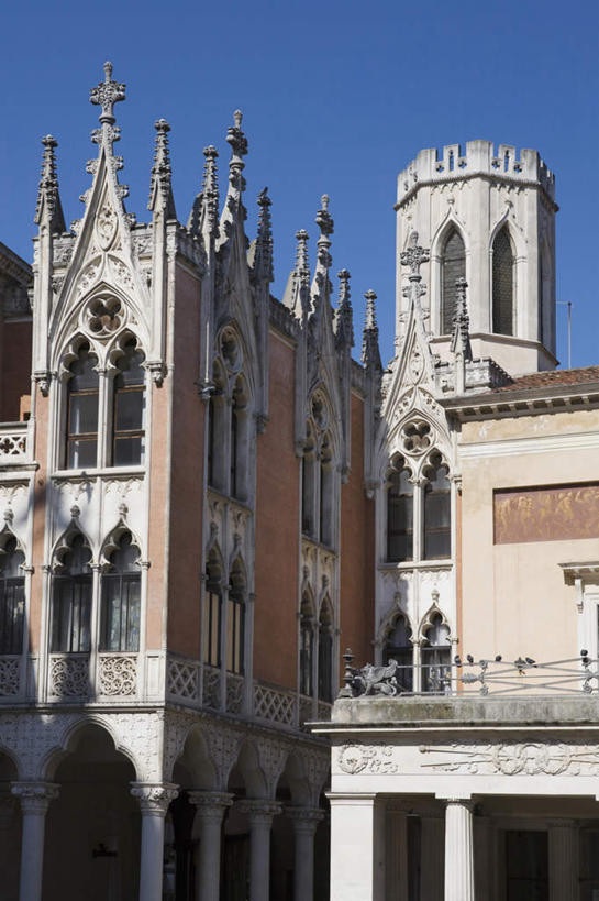 无人,教堂,竖图,室外,白天,仰视,旅游,度假,意大利,欧洲,阴影,节日,光线,影子,文化,娱乐,蓝色,蓝天,天空,阳光,天,祈祷,享受,休闲,健康,旅游胜地,放松,许愿,宗教,信仰,晴朗,纪念,祈求,基督教,南欧,天主教,信念,万里无云,意大利共和国,平安,晴空,晴空万里,彩图,低角度拍摄,大教堂,礼拜堂