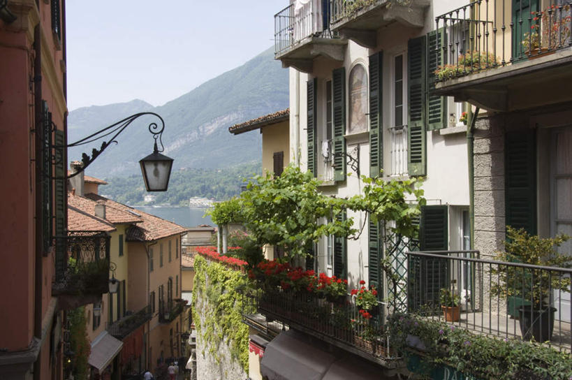 无人,家,栏杆,露台,横图,室外,白天,正面,旅游,度假,山,山脉,植物,标志建筑,地标,建筑,照明,意大利,欧洲,阴影,盛开,光线,壁灯,影子,房屋,屋子,山峰,围栏,灯光,山峦,花蕾,娱乐,建设,护栏,楼房,住宅,灯,花,花瓣,花朵,鲜花,树,树木,蓝色,绿色,蓝天,天空,阳光,自然,灯具,群山,天,花苞,花蕊,享受,休闲,旅游胜地,放松,生长,晴朗,成长,照亮,照明设备,南欧,万里无云,意大利共和国,科摩湖,晴空,晴空万里,彩图,房子,晒台,天台,眺望台