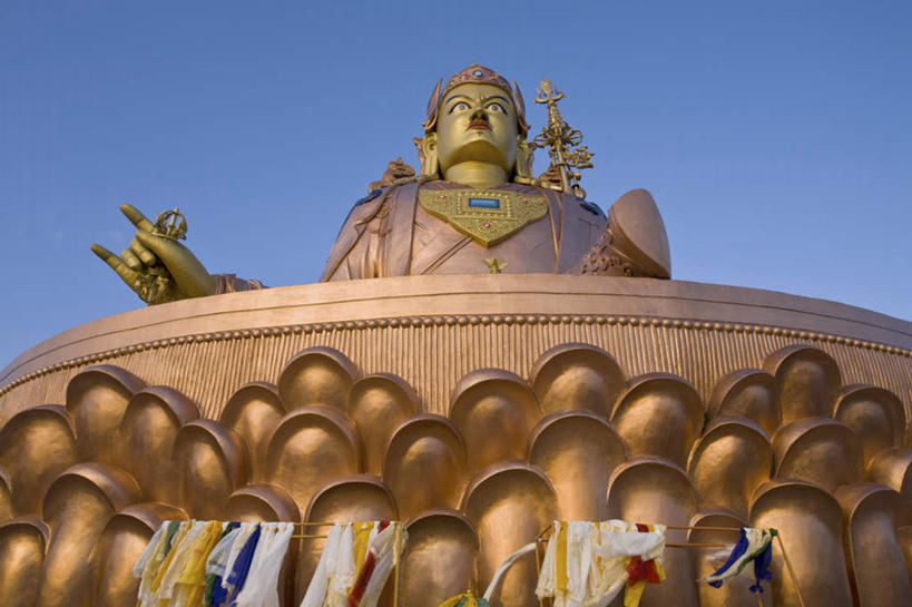 东方人,一个人,无人,坐,盘腿,横图,室外,白天,仰视,民族服装,旅游,度假,名胜古迹,标志建筑,地标,建筑,雕塑,印度,亚洲,仅一个男性,仅一个人,仅一个中年男性,阴影,节日,遗迹,艺术,装饰,光线,雕刻,雕像,影子,注视,黄种人,古迹,文化,文物,娱乐,建设,古建筑,蓝色,蓝天,天空,阳光,工艺品,天,观察,看,祈祷,享受,休闲,健康,金色,旅游胜地,放松,许愿,宗教,佛教,信仰,晴朗,观看,纪念,祈求,美术,察看,富贵,关注,主题,南亚,陈列,古文明,忠诚,万里无云,印度共和国,功能,美学,富丽,释教,名誉,荣华,锡金,锡金邦,平安,男人,男性,中年男性,亚洲人,晴空,晴空万里,盘腿而坐,盘膝,盘着腿的,盘着腿坐,双腿交叉,坐着,彩图,低角度拍摄,全身,传统服装,民俗服