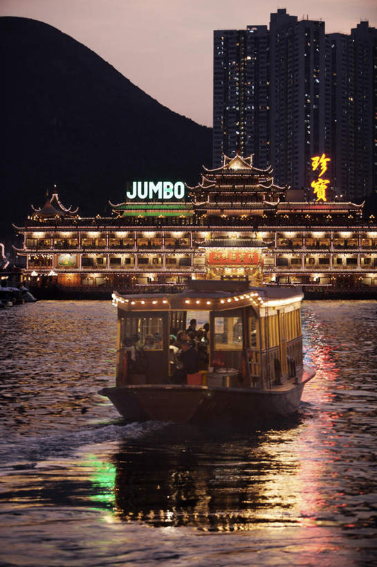 东方人,家,坐,竖图,俯视,室外,白天,旅游,度假,河流,日落,山,山脉,水,标志建筑,地标,建筑,船,照明,香港,中国,亚洲,一艘,行人,游客,游人,波纹,飞溅,服装,溅,壁灯,标志,文字,液体,字符,房屋,屋子,河水,山峰,水滴,水流,晚霞,霞光,落日,灯光,山峦,许多人,注视,休闲装,黄种人,娱乐,标识,建设,楼房,游轮,路人,旅客,住宅,游船,灯,水珠,衣服,水纹,黄昏,船尾波,灯具,交通工具,波浪,群山,观察,看,一群人,享受,休闲,休闲服,汉字,旅游胜地,彩霞,放松,服饰,观看,照亮,港,察看,照明设备,关注,喷洒,中文,载具,东亚,香港特别行政区,港澳台,中华人民共和国,国文,华文,旅游船,夕照,过客,珍宝海鲜舫,男人,男性,女人,女性,中年男性,中年女性,亚洲人,夕阳,坐着,半身,彩图,高角度拍摄,房子,斜阳