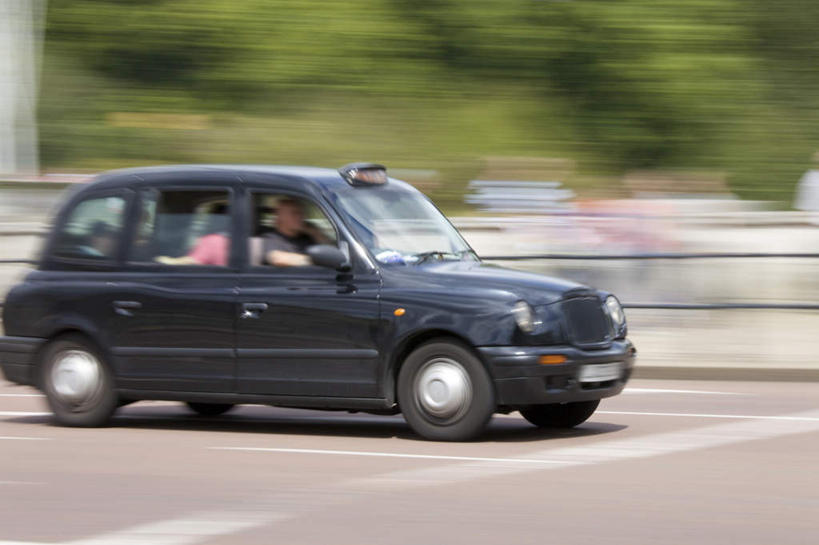 西方人,儿童,四个人,栏杆,坐,竖图,室外,白天,正面,旅游,度假,纯洁,植物,道路,路,公路,出租车,汽车,英国,欧洲,欧洲人,一辆,阴影,服装,朦胧,模糊,光线,影子,围栏,交通,注视,休闲装,娱乐,护栏,英格兰,车,树,树木,小孩,衣服,绿色,阳光,自然,交通工具,轿车,观察,开车,看,享受,休闲,休闲服,放松,可爱,童年,童趣,服饰,生长,成长,观看,迅速,察看,敏捷,西欧,关注,载具,的士,大不列颠,计程车,童真,烂漫,无邪,大不列颠及北爱尔兰联合王国,大不列颠联合王国,日不落英帝国,疾速,英吉利,天真,男孩,男人,男性,女孩,女人,女性,白种人,马路,坐着,半身,彩图,男生,女生