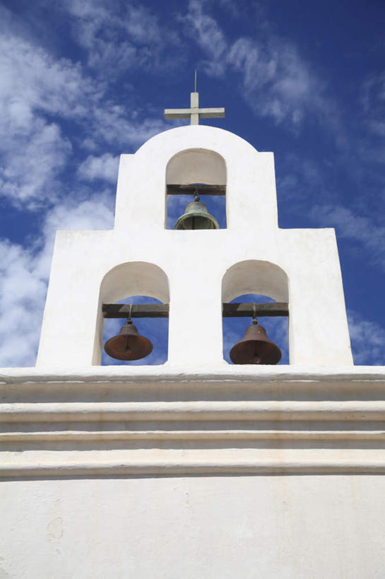 无人,教堂,竖图,室外,特写,白天,仰视,旅游,度假,非洲,坦桑尼亚,阴影,节日,光线,十字架,影子,云,云朵,云彩,文化,娱乐,蓝色,白云,蓝天,天空,阳光,天,祈祷,享受,休闲,健康,放松,许愿,宗教,信仰,晴朗,纪念,祈求,基督教,天主教,信念,图森市,东非,坦桑尼亚联合共和国,平安,晴空,彩图,低角度拍摄,大教堂,礼拜堂