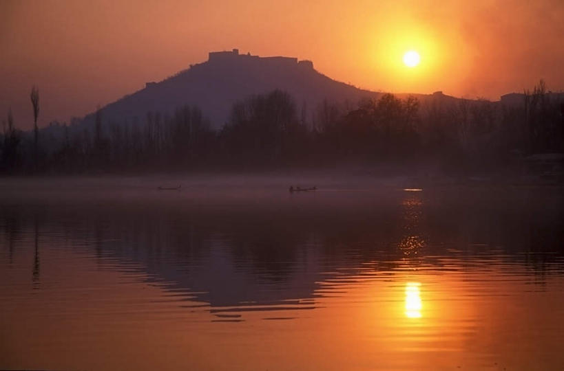 无人,横图,室外,白天,正面,旅游,度假,湖,湖泊,美景,沙滩,山,山脉,水,植物,印度,亚洲,阴影,波纹,光线,沙子,影子,河岸,河滩,湖面,景观,山峰,水流,水面,涟漪,沙地,山峦,娱乐,树,树木,蓝色,绿色,倒影,蓝天,水纹,天空,阳光,自然,波浪,湖水,群山,天,享受,休闲,景色,放松,生长,晴朗,成长,连绵,倒映,绵延,自然风光,南亚,万里无云,首府,印度共和国,水晕,绵亘,反照,斯利那加,查谟.克什米尔,查谟.克什米尔邦,晴空,晴空万里,彩图