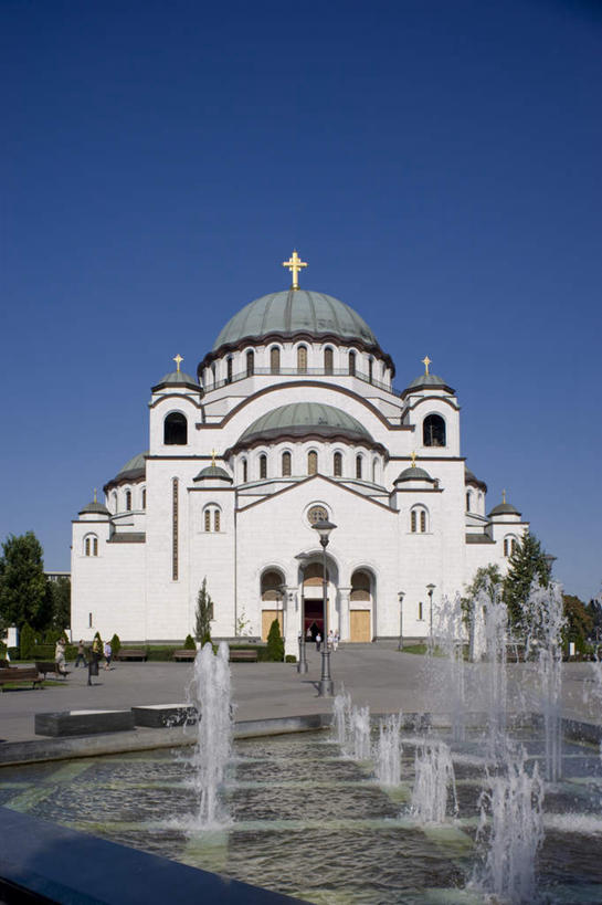 西方人,教堂,走,竖图,室外,白天,仰视,旅游,度假,植物,标志建筑,地标,建筑,路灯,喷泉,椅子,照明,欧洲,欧洲人,行人,游客,游人,阴影,服装,节日,光线,影子,木椅,景观,灯光,首都,许多人,注视,休闲装,文化,娱乐,建设,路人,旅客,灯,树,树木,衣服,蓝色,绿色,蓝天,天空,阳光,自然,天,观察,看,品味,祈祷,一群人,享受,休闲,健康,休闲服,旅游胜地,放松,许愿,宗教,服饰,信仰,生长,晴朗,成长,观看,纪念,祈求,照亮,察看,照明设备,关注,水景,信念,东欧,万里无云,美观,塞尔维亚,塞尔维亚共和国,贝尔格莱德,过客,平安,男人,男性,女人,女性,中年男性,中年女性,白种人,设计,晴空,晴空万里,步行,散步,走路,彩图,低角度拍摄,全身,大教堂,礼拜堂