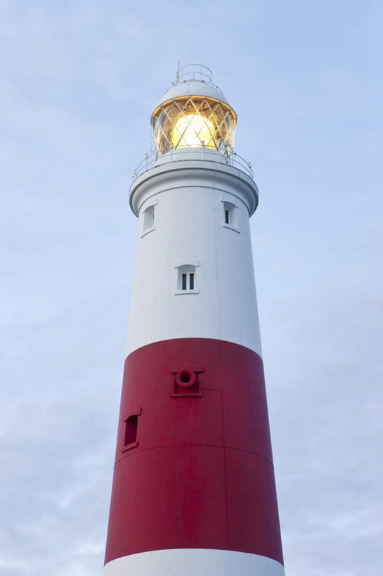 无人,竖图,室外,白天,仰视,旅游,度假,标志建筑,道路,地标,建筑,英国,欧洲,阴影,光线,信息,影子,灯塔,交通,方向,娱乐,建设,蓝色,蓝天,天空,阳光,天,享受,休闲,旅游胜地,放松,晴朗,引导,指引,西欧,大不列颠,多塞特郡,大不列颠及北爱尔兰联合王国,万里无云,大不列颠联合王国,航标,多塞特,波特兰岛,晴空,晴空万里,彩图,低角度拍摄,导航