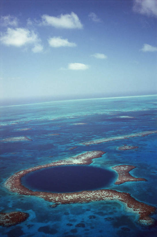 无人,竖图,俯视,航拍,室外,白天,旅游,度假,海浪,海洋,石头,美景,伯利兹,阴影,波纹,光线,石子,影子,洞,景观,浪花,云,云朵,涟漪,云彩,娱乐,蓝色,白云,倒影,蓝天,水纹,天空,阳光,自然,海水,波浪,天,享受,休闲,景色,放松,洞穴,晴朗,倒映,中美洲,鸟瞰,自然风光,美洲,海景,穴,水晕,亚美利加洲,中美,中亚美利加洲,反照,伯利兹大蓝洞,大蓝洞,大海,风浪,海,海水的波动,近岸浪,石块,岩石,涌浪,晴空,彩图,高角度拍摄