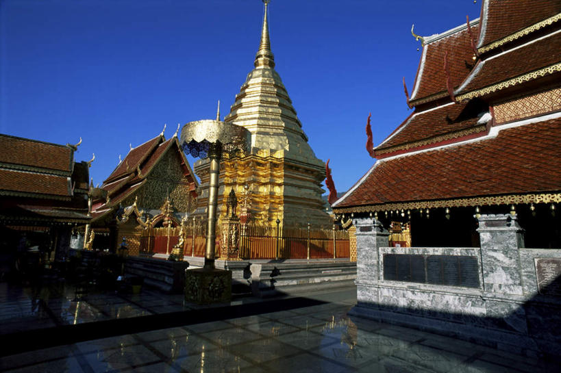 无人,寺庙,横图,室外,白天,仰视,旅游,度假,名胜古迹,标志建筑,地标,建筑,泰国,亚洲,阴影,节日,遗迹,装饰,光线,瓷砖,地砖,影子,屋顶,地面,燃烧,顶棚,古迹,文化,文物,娱乐,建设,古建筑,蓝色,蓝天,天空,阳光,香火,庙宇,天,祈祷,享受,休闲,健康,金色,旅游胜地,放松,许愿,宗教,东南亚,信仰,晴朗,纪念,华丽,修饰,祈求,点缀,古文明,万里无云,泰王国,清迈府,素贴寺,衬托,美观,雅致,雅观,清迈省,平安,晴空,晴空万里,彩图,低角度拍摄,庙,寺