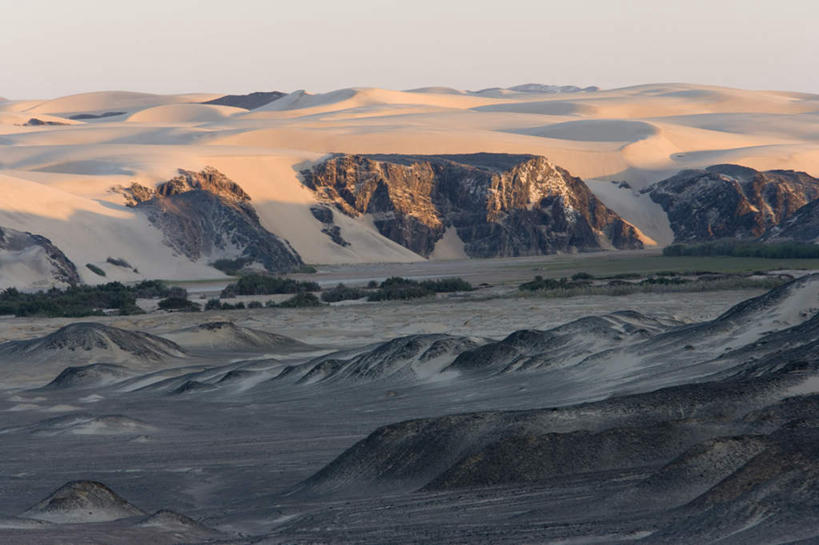 无人,竖图,俯视,室外,白天,旅游,度假,石头,美景,日落,沙漠,山,山脉,非洲,纳米比亚,阴影,光线,沙子,石子,影子,景观,山顶,山峰,晚霞,霞光,落日,沙丘,山峦,娱乐,阳光,自然,黄昏,群山,享受,休闲,景色,彩霞,放松,自然风光,沉积岩,纳米比亚共和国,颠峰,极峰,夕照,骷髅海岸,水成岩,大漠,砂漠,石块,岩石,夕阳,彩图,高角度拍摄,斜阳