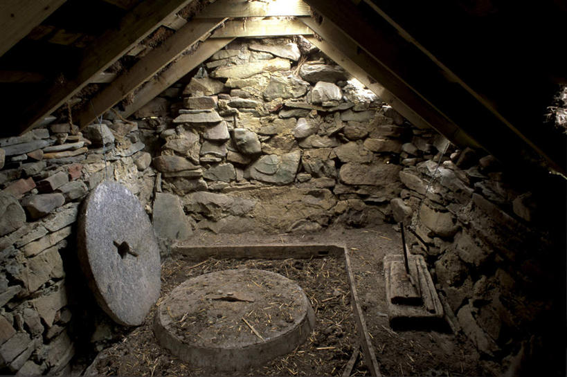 无人,家,竖图,室内,白天,正面,旅游,度假,石头,英国,欧洲,阴影,光线,石子,影子,房屋,墙,屋子,娱乐,楼房,苏格兰,墙壁,墙面,住宅,阳光,享受,休闲,放松,西欧,大不列颠,大不列颠及北爱尔兰联合王国,大不列颠联合王国,日不落英帝国,苏格兰王国,设得兰,设得兰群岛,谢德兰群岛,谢特兰群岛,石块,岩石,彩图,房子