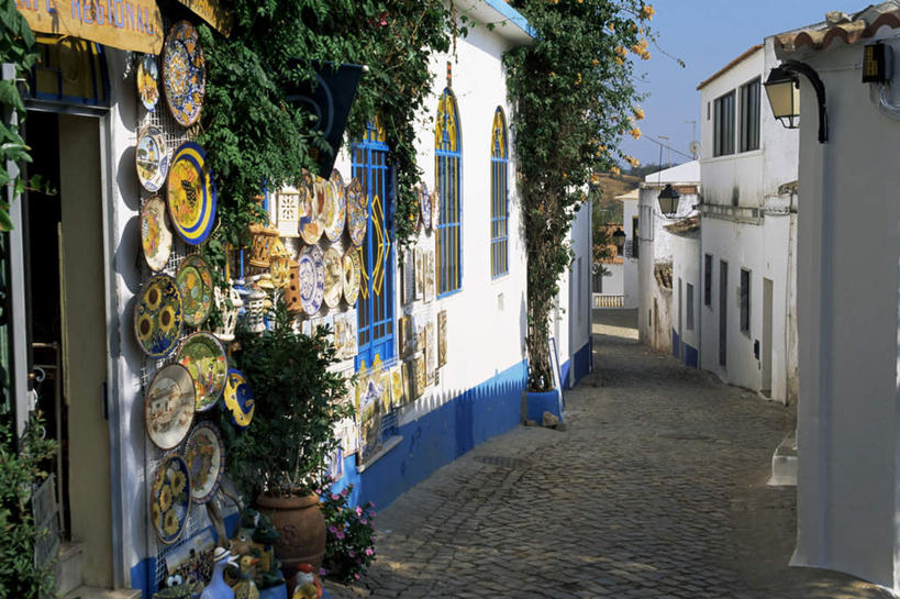 无人,家,横图,室外,白天,正面,度假,花海,花圃,美景,植物,城市风光,城市,道路,路,餐具,叶子,照明,葡萄牙,欧洲,阴影,盛开,光线,壁灯,碟子,盘,盆栽,影子,房屋,墙,屋子,景观,小路,灯光,常春藤,爬山虎,草药,盆景,交通,花蕾,娱乐,楼房,中药,墙壁,墙面,住宅,灯,花,花瓣,花朵,花卉,鲜花,蓝色,绿色,蓝天,天空,阳光,自然,盘子,灯具,碟,花丛,花束,花田,天,花苞,花蕊,享受,休闲,景色,放松,生长,晴朗,成长,照亮,照明设备,南欧,药材,中草药,爬墙虎,中药材,本草,万里无云,地锦,趴山虎,巴山虎,葡萄牙共和国,阿尔加维,晴空,晴空万里,彩图,房子,常青藤