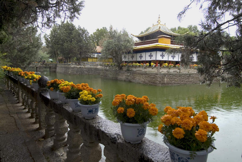 无人,寺庙,宫殿,横图,室外,白天,正面,旅游,度假,河流,水,植物,标志建筑,地标,建筑,中国,亚洲,一排,许多,阴影,整齐,装饰,光线,盆栽,影子,河水,水流,走道,走廊,过道,盆景,很多,娱乐,建设,西藏,树,树木,排列,蓝色,绿色,蓝天,天空,阳光,自然,庙宇,天,享受,休闲,旅游胜地,放松,生长,晴朗,成长,华丽,修饰,点缀,队列,藏,东亚,西藏自治区,万里无云,中华人民共和国,西南地区,衬托,美观,雅致,雅观,桑耶寺,桑耶镇,晴空,晴空万里,彩图,庙,寺