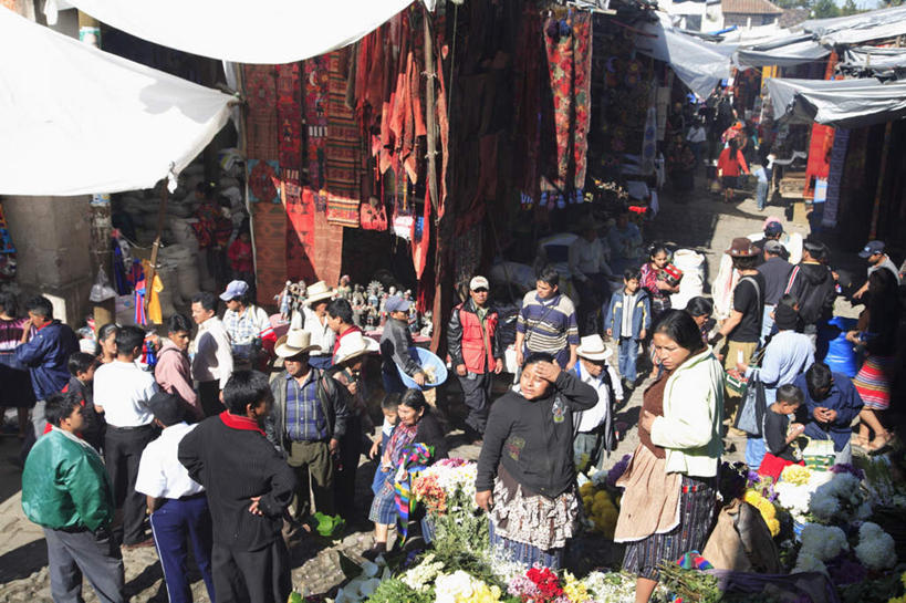 西方人,菜场,走,横图,俯视,室外,白天,购物,度假,消费,美景,城市风光,城市,欧洲,危地马拉,欧洲人,一排,阴影,花纹,服装,整齐,盛开,光线,布,图案,影子,景观,集市,市场,许多人,花蕾,布纹,注视,休闲装,娱乐,花,花瓣,花朵,鲜花,排列,衣服,阳光,花苞,花蕊,观察,看,一群人,享受,休闲,休闲服,景色,放松,金融,服饰,观看,布匹,察看,北美,北美洲,队列,关注,美洲,选购,贸易,北亚美利加洲,亚美利加洲,危地马拉共和国,瓜地马拉,菜市,奇奇卡斯德南哥,男人,男性,女人,女性,中年男性,中年女性,白种人,步行,散步,走路,半身,彩图,高角度拍摄,菜市场