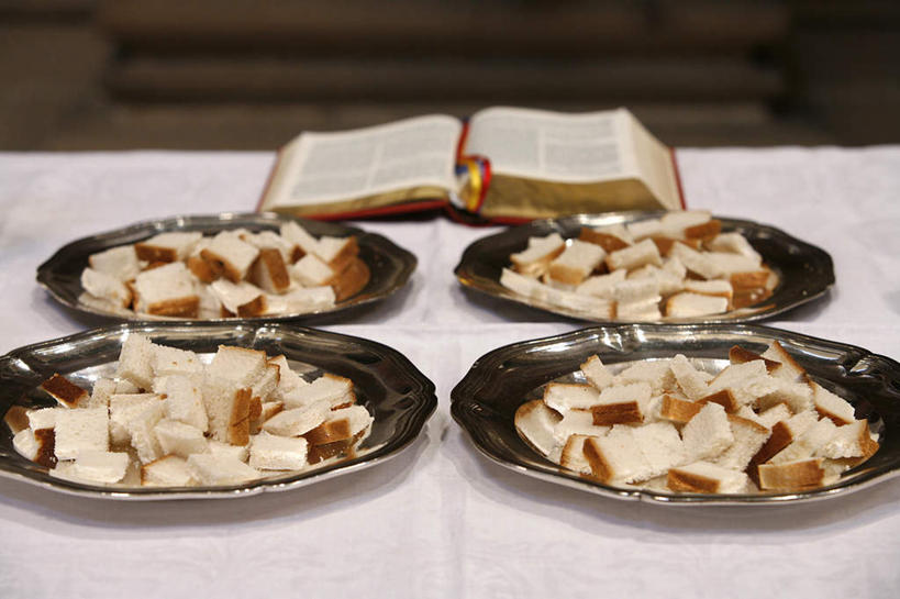 点心,面包,无人,教堂,横图,俯视,室内,白天,看书,旅游,度假,阅读,餐桌,桌子,标志建筑,地标,建筑,餐具,书籍,法国,巴黎,欧洲,一本,学习,节日,碟子,盘,食品,面点,首都,文化,娱乐,建设,食物,糕点,盘子,书本,碟,看,祈祷,享受,休闲,健康,旅游胜地,放松,读书,浏览,许愿,宗教,信仰,餐台,纪念,祈求,基督教,天主教,信念,法兰西共和国,法兰西第五共和国,平安,书,图书,彩图,高角度拍摄,大教堂,礼拜堂