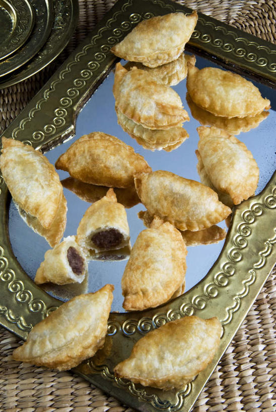 无人,竖图,俯视,室内,特写,白天,餐桌,镜子,桌子,许多,切开,阴影,朦胧,模糊,光线,影子,油炸,饺子,排列,一个,切,单个,餐台,镜像,镜面,剖面,切面,摆列,彩图,高角度拍摄,布列,分列