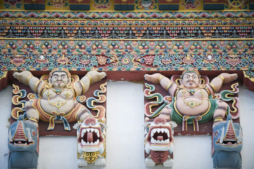 东方人,无人,两个人,站,举,伸展双臂,横图,室外,特写,白天,仰视,民族服装,旅游,度假,标志建筑,地标,建筑,雕塑,不丹,亚洲,节日,艺术,装饰,雕刻,雕像,墙,注视,黄种人,文化,娱乐,建设,墙壁,墙面,工艺品,观察,看,祈祷,托,站着,享受,休闲,健康,旅游胜地,放松,许愿,宗教,信仰,观看,纪念,祈求,美术,察看,基督教,关注,天主教,修道院,主题,南亚,陈列,信念,功能,美学,不丹王国,神学院,修院,隐修院,平安,男人,男性,中年男性,亚洲人,敞开双臂,举起,举手,举着,伸开双臂,向上举,向上伸,向上托,展开双肩,站立,张开手臂,张开双臂,彩图,低角度拍摄,全身,传统服装,民俗服
