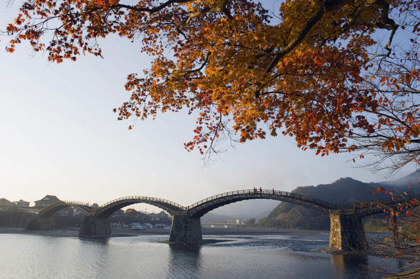 无人,家,横图,室外,白天,正面,度假,河流,美景,山,山脉,水,植物,城市风光,城市,日本,亚洲,阴影,光线,木板,影子,房屋,屋子,河水,景观,山顶,山峰,水流,桥,木桥,山峦,娱乐,楼房,拱桥,住宅,栈桥,树,树木,蓝色,绿色,蓝天,天空,阳光,自然,群山,天,享受,休闲,景色,放松,拱形,生长,晴朗,成长,人行桥,木板桥,东亚,本州,万里无云,本州岛,日本国,中国地方,山口,山口县,锦带桥,颠峰,极峰,晴空,晴空万里,彩图,房子