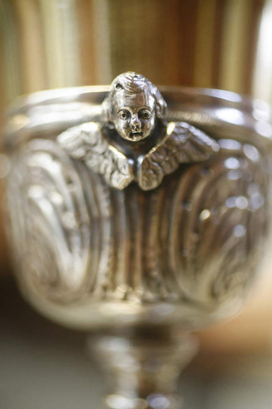 无人,竖图,室内,特写,白天,正面,静物,杯子,金属制品,天使,阴影,朦胧,模糊,装饰,光线,金属,翅膀,影子,华丽,修饰,点缀,神圣,善良,信徒,衬托,美观,雅致,雅观,使者,圣洁,彩图