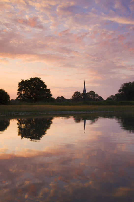 无人,教堂,竖图,室外,白天,正面,旅游,度假,草地,草坪,湖,湖泊,水,植物,窗户,标志建筑,地标,建筑,英国,欧洲,阴影,波纹,节日,光线,影子,墙,屋顶,湖面,水流,水面,云,云朵,涟漪,云彩,顶棚,文化,娱乐,建设,英格兰,玻璃窗,墙壁,墙面,草,树,树木,蓝色,绿色,白云,倒影,蓝天,水纹,天空,阳光,自然,波浪,湖水,天,祈祷,享受,休闲,健康,旅游胜地,放松,许愿,宗教,信仰,生长,晴朗,成长,纪念,祈求,倒映,西欧,大不列颠,信念,哥特式建筑,大不列颠及北爱尔兰联合王国,水晕,大不列颠联合王国,日不落英帝国,索尔兹伯里教堂,索尔兹伯里主教堂,反照,平安,晴空,彩图,大教堂,礼拜堂