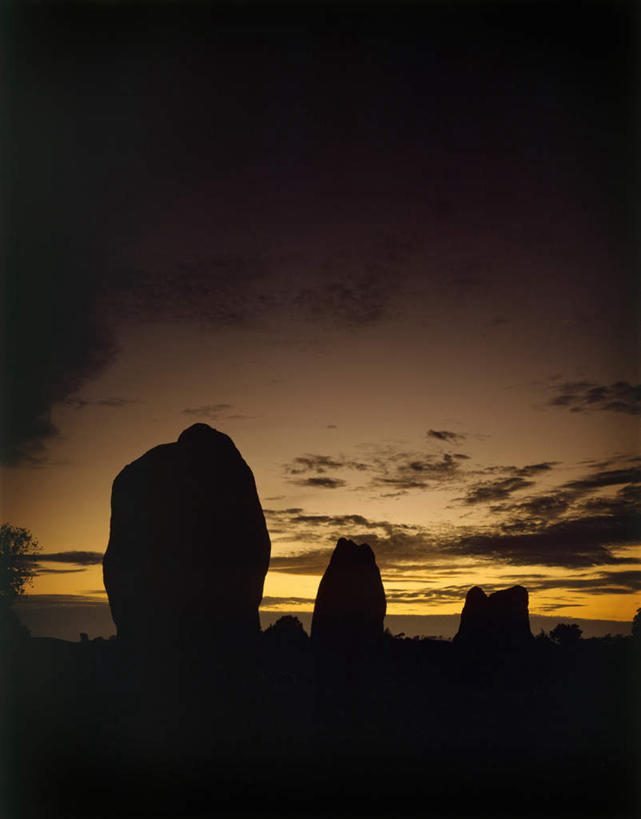 无人,竖图,室外,白天,仰视,旅游,度假,日出,石头,名胜古迹,太阳,标志建筑,地标,建筑,英国,欧洲,朦胧,模糊,遗迹,石子,朝霞,晨曦,黎明,背光,古迹,文物,娱乐,建设,古建筑,阳光,享受,休闲,旅游胜地,放松,西欧,大不列颠,逆光,古文明,大不列颠及北爱尔兰联合王国,大不列颠联合王国,日不落英帝国,威尔特郡,埃夫伯里,石块,岩石,朝阳,彩图,低角度拍摄,破晓