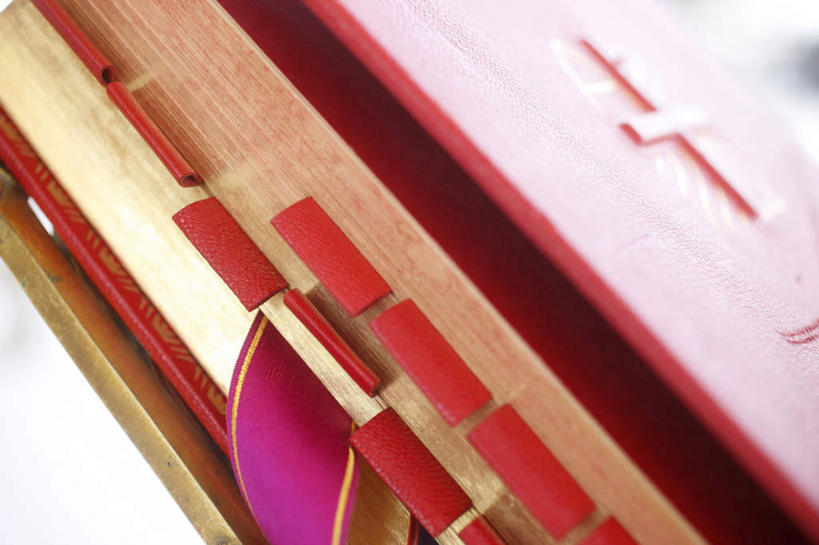 无人,横图,室外,特写,白天,正面,看书,旅游,度假,阅读,书籍,法国,巴黎,欧洲,学习,阴影,光线,标签,十字架,影子,圣经,首都,娱乐,红色,阳光,书本,看,享受,休闲,放松,读书,浏览,法兰西共和国,法兰西第五共和国,书,图书,彩图