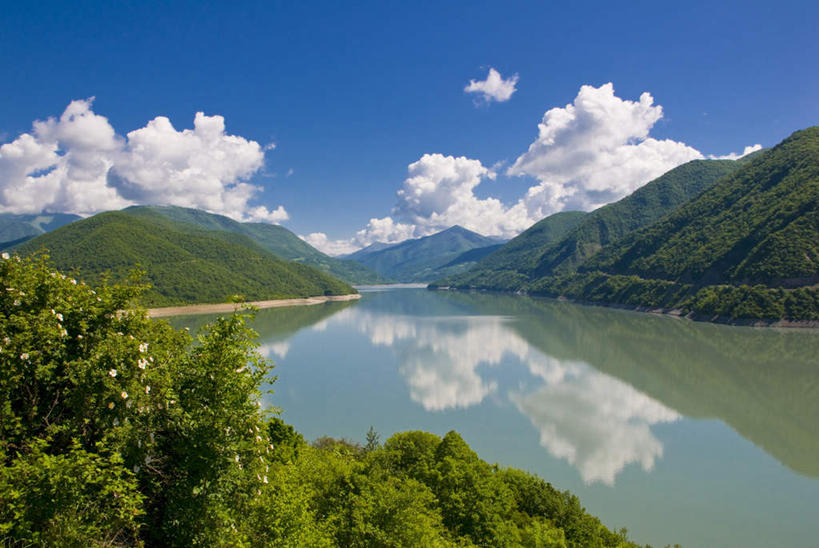 无人,横图,室外,白天,正面,旅游,度假,湖,湖泊,美景,山,山脉,树林,水,植物,格鲁吉亚,亚洲,阴影,波纹,光线,影子,湖面,景观,山峰,水流,水面,云,云朵,涟漪,山峦,云彩,娱乐,树,树木,蓝色,绿色,白云,倒影,蓝天,水纹,天空,阳光,自然,波浪,湖水,群山,天,享受,休闲,景色,放松,生长,晴朗,成长,倒映,自然风光,西亚,水晕,反照,晴空,彩图