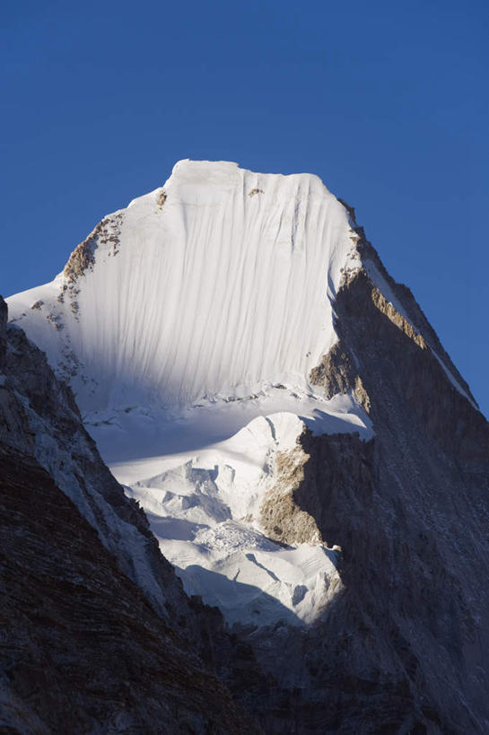 无人,竖图,室外,白天,仰视,旅游,度假,美景,山,雪,雪山,大雪,尼泊尔,亚洲,阴影,朦胧,模糊,光线,影子,冰,积雪,景观,山峰,雪景,冬季,冬天,山峦,娱乐,蓝色,蓝天,天空,阳光,自然,天,享受,休闲,景色,放松,寒冷,晴朗,冰冷,自然风光,南亚,万里无云,尼泊尔王国,严寒,冰凉,酷寒,凛冽,凛凛,极冷,珠穆朗玛峰国家公园,晴空,晴空万里,彩图,低角度拍摄