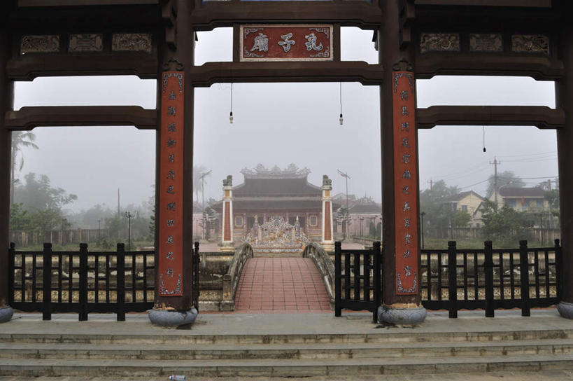 无人,寺庙,栏杆,横图,室外,白天,正面,旅游,度假,植物,楼梯,标志建筑,地标,建筑,越南,亚洲,阴影,节日,光线,标志,扶手,文字,影子,字符,阶梯,文化,娱乐,标识,建设,护栏,台阶,树,树木,蓝色,绿色,蓝天,天空,阳光,自然,庙宇,天,祈祷,享受,休闲,健康,汉字,旅游胜地,放松,许愿,宗教,东南亚,佛教,信仰,生长,晴朗,成长,纪念,祈求,中文,万里无云,越南社会主义共和国,国文,华文,释教,平安,晴空,晴空万里,彩图,庙,寺
