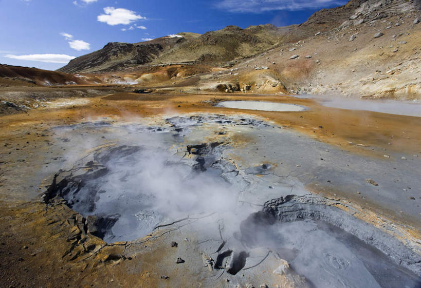 无人,横图,室外,白天,正面,旅游,度假,火山,石头,美景,山,山脉,植物,欧洲,冰岛,阴影,枯萎,光线,化学,矿石,石子,影子,景观,山顶,山峰,云,云朵,枯草,山峦,云彩,娱乐,草,黄色,蓝色,白云,蓝天,天空,阳光,自然,晶体,群山,天,享受,休闲,景色,放松,晴朗,自然风光,北欧,沉积岩,冰岛共和国,颠峰,极峰,矿物质,硫磺,硫黄,水成岩,活火山,石块,死火山,休眠火山,岩石,晴空,彩图
